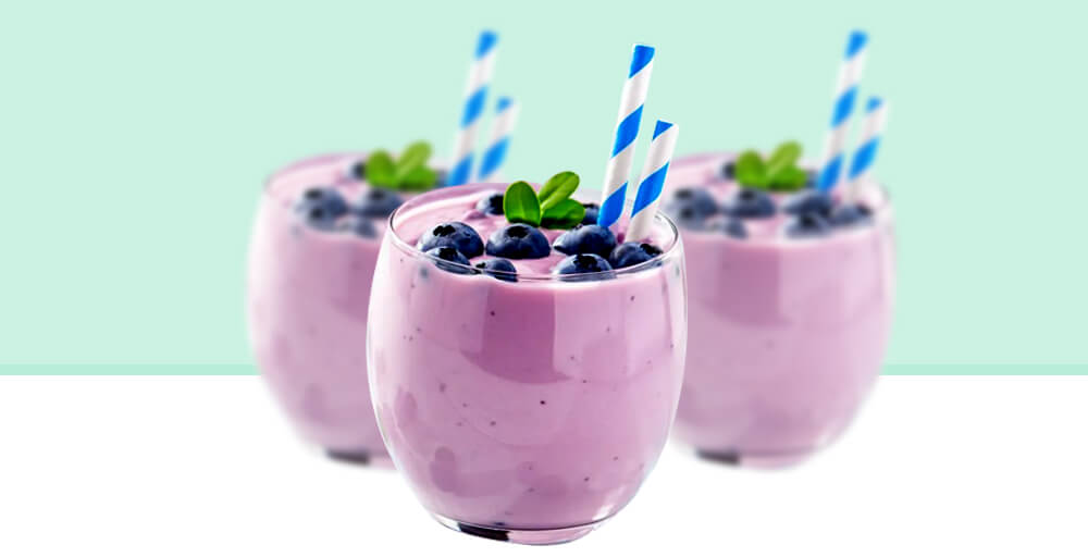smoothie-with-yogurt-and-frozen-fruit